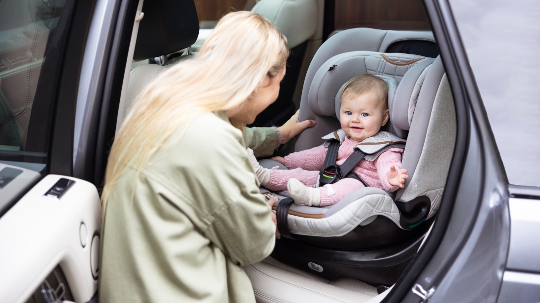 Autosedačka pro nejmenší, batole i školáka. Joie představuje unikátní dlouhověkou sedačku